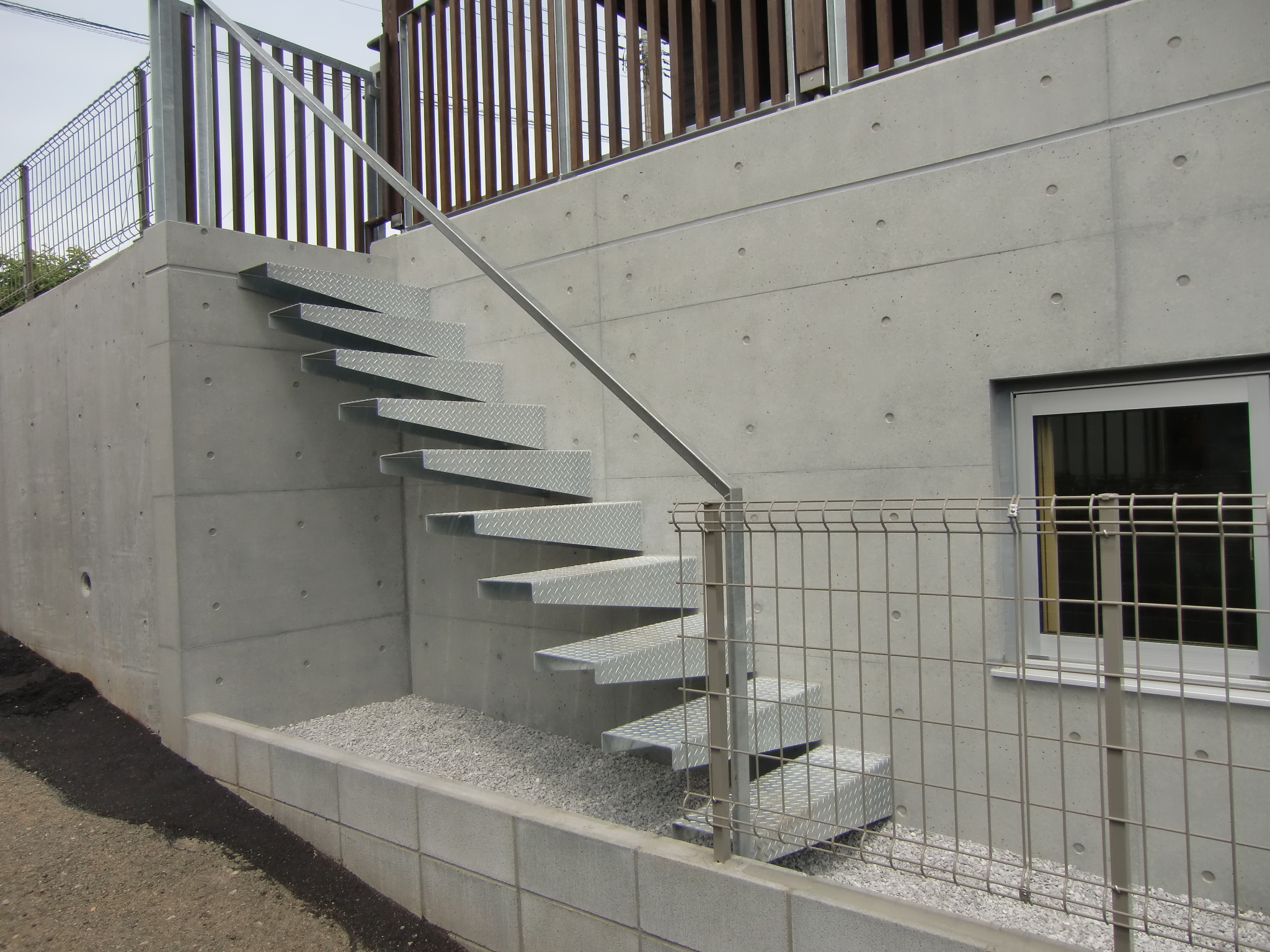 庭に降りる為の外階段は現代的なデザインに